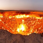 „Вратата към ада“ (известен също като кратер Дарваза), Туркменистан