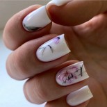 светъл квадратен маникюр