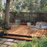 дървен кът в двора