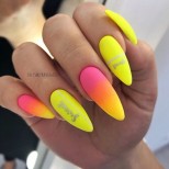 неоново жълт маникюр