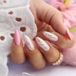 светъл прасковен маникюр