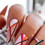 светъл геометричен маникюр