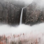 водопад в мъгла