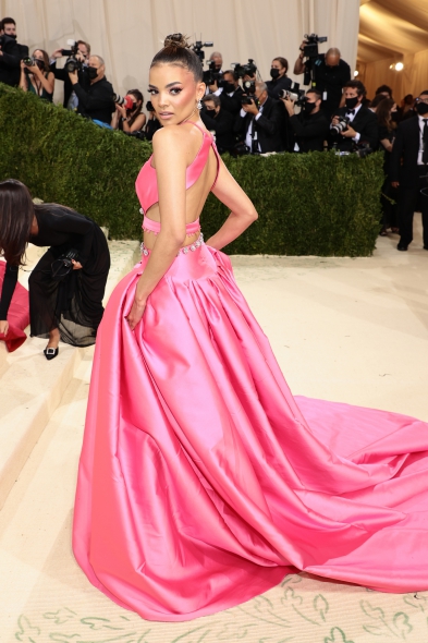 Мет Гала розова рокля