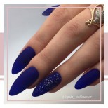 тъмен мат маникюр