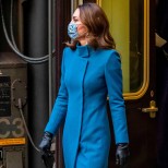Кейт Мидълтън елегантно синьо палто