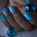 коледен син маникюр