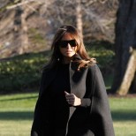 Мелания Тръмп широко черно палто