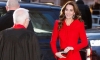 Всички гледат нея! Кейт Мидълтън събра погледите в огненочервено палто за Коледа (Снимки):