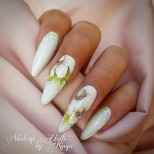 пролетен маникюр на бели цветя