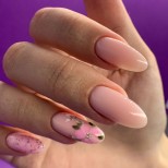 деликатен розов маникюр цветя
