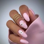 деликатен розов маникюр цветя