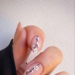 нежен геометричен френч с цветя