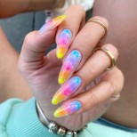 ярко оформен маникюр