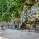 пещера-хотел отвън
