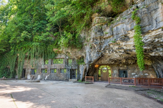 пещера-хотел отвън