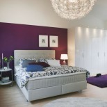 спалня лилава стена