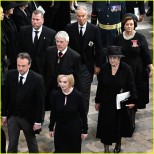 бившият премиер на Великобритания Тони Блеър със съпругата си Чери, Джон Мейджър със съпругата си Норма Мейджър и настоящият премиер, Лиз Тръс
