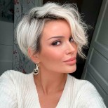 пикси с дълъг вълнист бретон