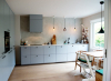 По-малко мебели, повече стил: страхотни варианти за кухня без горни шкафове