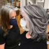Прически с дължина до раменете за сива коса: 14 идеи, които подчертават естествеността (СНИМКИ)