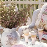 Красива декорация за маса с нежно розово комбинирано с бяло