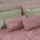 Покривка за спалня пепел от рози в комбинация със зелени възглавнички