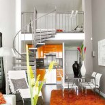 Интериор за малък апартамент със стълби