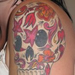 Цветна татуировка череп изрисуван с цветя