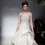  Булчинска рокля тип бална с корсет украсен с камъни Kenneth Pool пролет 2012