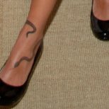 Татуировка змия около глезена на Барбара Мори