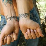 Словесни татуировки на китките