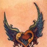 Татуировка сърце с крила в синьо и лилаво