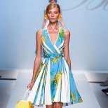 Разкроена от кръста надолу рокля тип прегърни ме хавайски мотив Blumarine пролет 2012