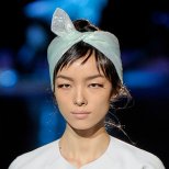 Дневна прическа за къса коса с ефирно късо шалче от ревю на Marc Jacobs