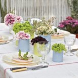 Декорация за маса с пролетни цветя