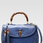 Средно голяма лачена чанта в синьо с пискюли Gucci Есен-Зима 2011