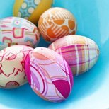 Великденски яйца украсени с плат