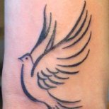 Татуировка гълъб на китката