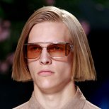 Права коса в мъжка прическа черта ревю на Versace пролет 2012