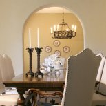 Интериор за трапезария с красиви бели столове