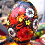 Майсторски изрисувано великденско яйце на цветя