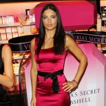 Адриана Лима на търговска промоция на парфюм на Victoria's Secret