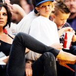 Виктория Бекъм на баскетболен мач отново с Louboutin