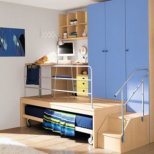 Детска стая за момче със сини вратички на гардероба