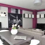 Интериор за малък апартамент сиво и лилаво