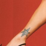 Шестолъчна звезда с хоризонт - татуировка на глезена на Фиърн Котън