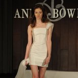 Къса булчинска рокля с едно рамо със шлейф Anne Bowen пролет 2012
