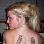 Цветна татуировка крила на гърба