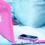 Перфектния тандем за деловата жена - Macbook и смартфон с розов протектор